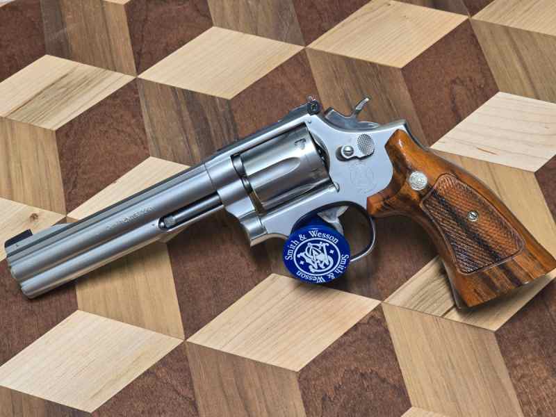 Smith &amp; Wesson 617 22lr 6&quot; pre lock