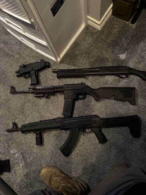 Coupe of guns