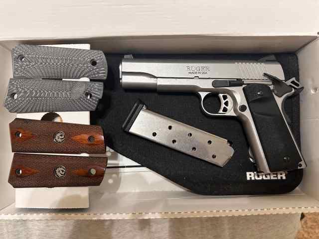 Ruger SR1911 45acp w/extras 