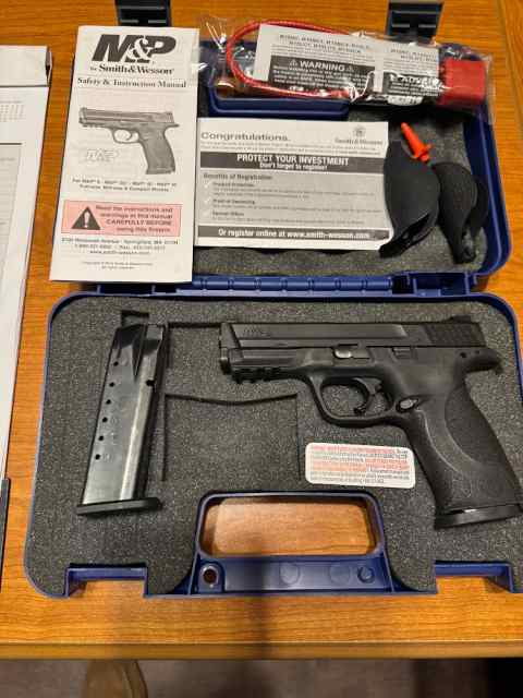 S&amp;W M&amp;P40 Like new in the box