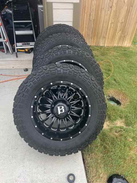 Ballistic Off Road like new wheels with 33x50R20 