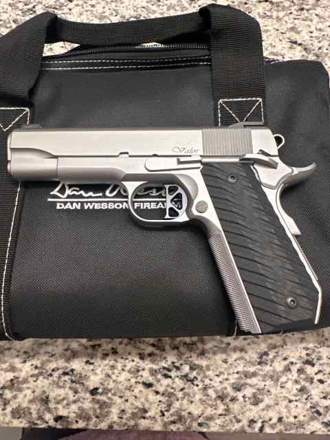 Dan Wesson Bobtail 1911 Stainless 45acp
