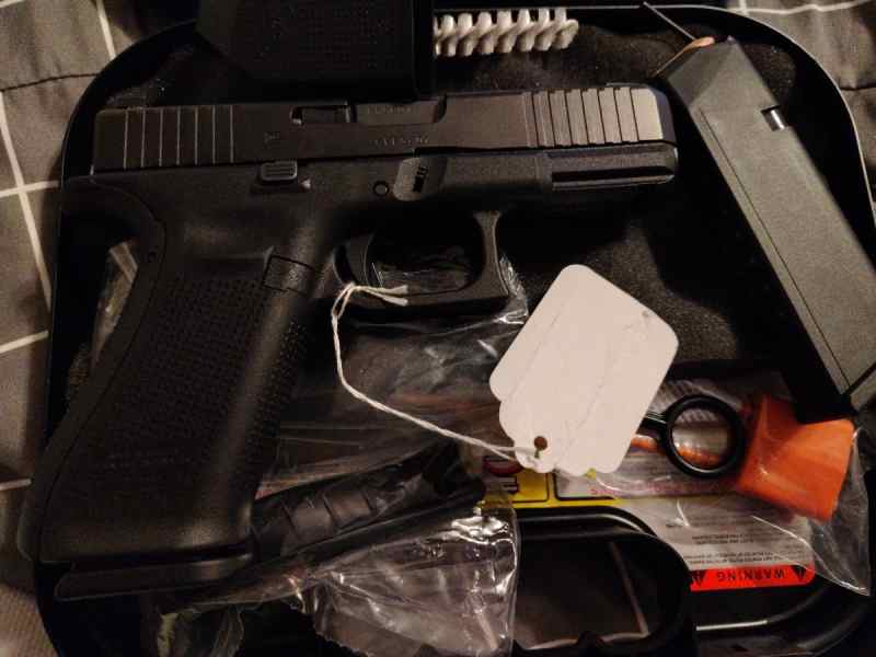 Glock 45 w / 2 magazines and Tritium Night Sights